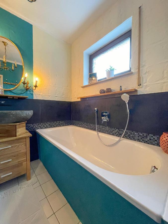 Souterrainwohnung Mit Grossem Garten Und Sauna カッセル エクステリア 写真
